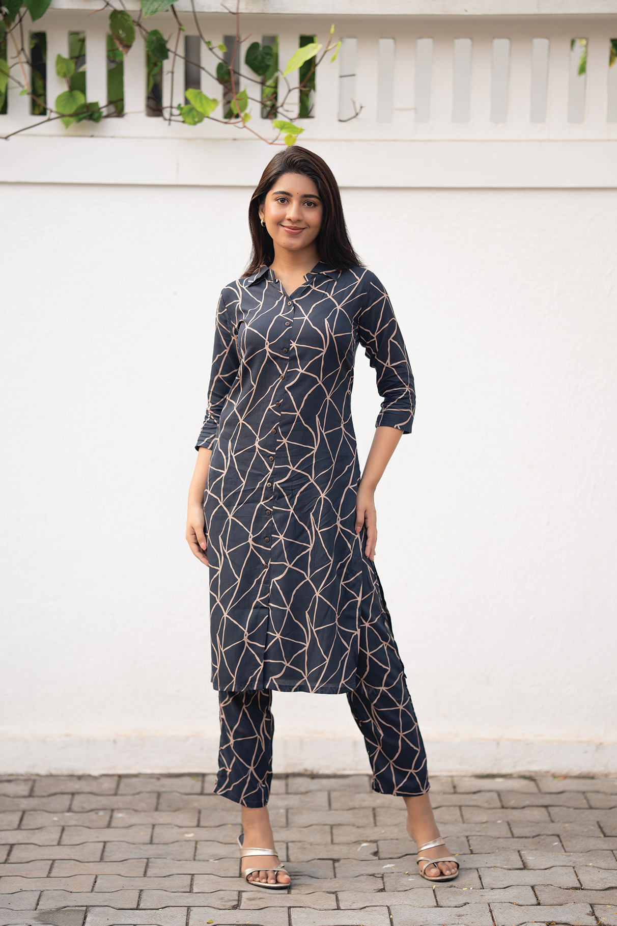 Crackled Chic Black Viscose Co-ord with Shirt Collar Neckline & 3/4th Sleeves