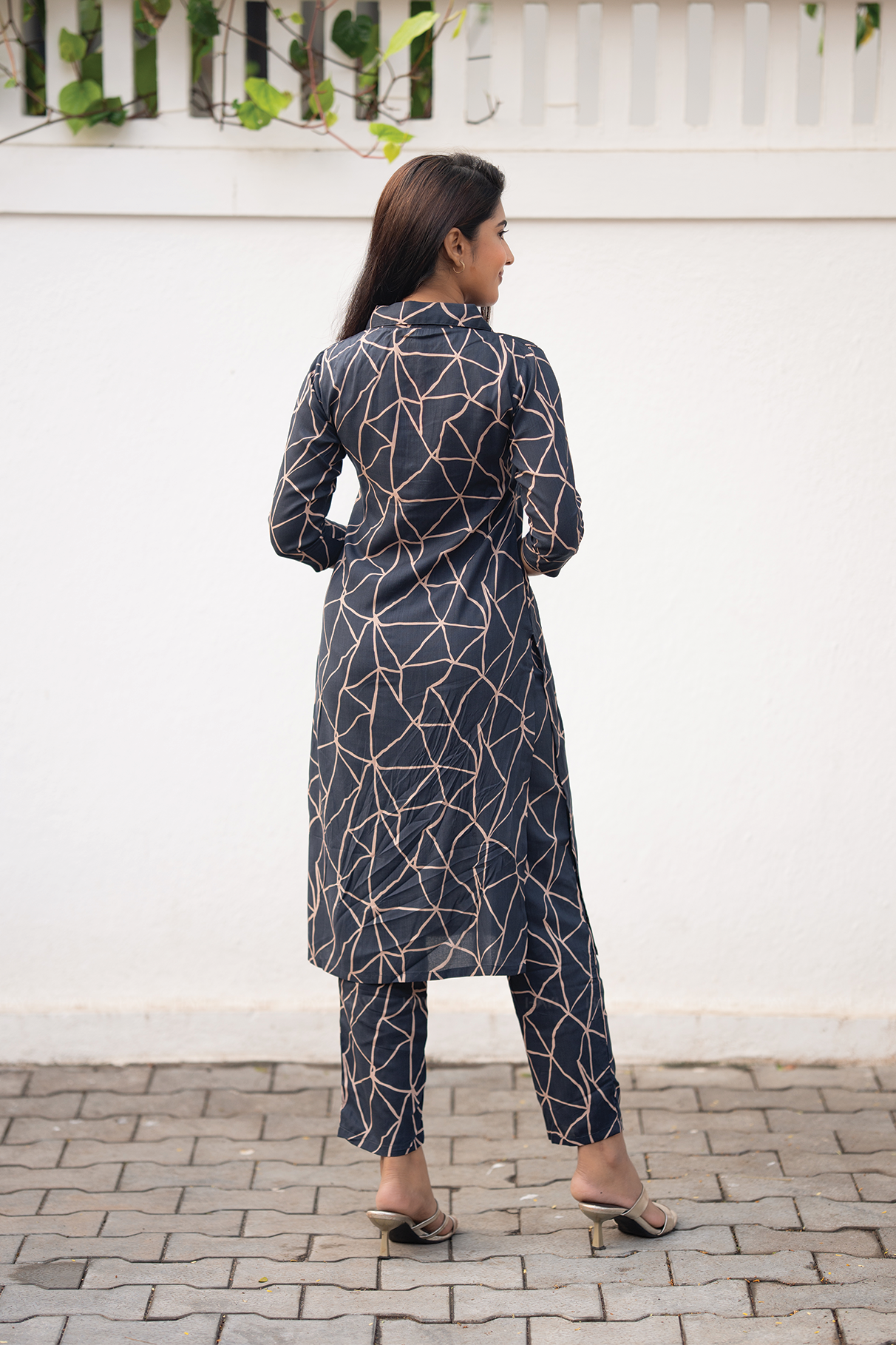 Crackled Chic Black Viscose Co-ord with Shirt Collar Neckline & 3/4th Sleeves