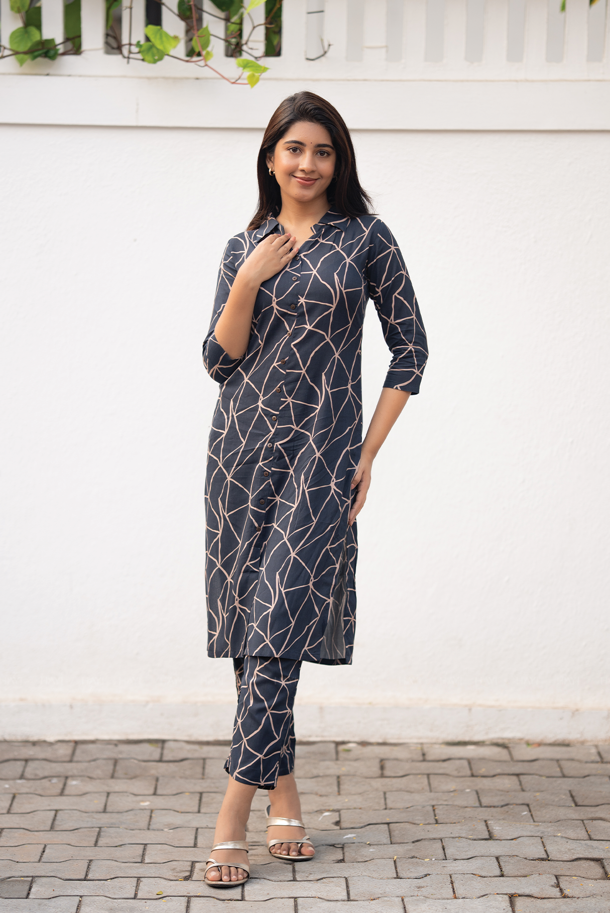 Crackled Chic Black Viscose Co-ord with Shirt Collar Neckline &amp; 3/4th Sleeves