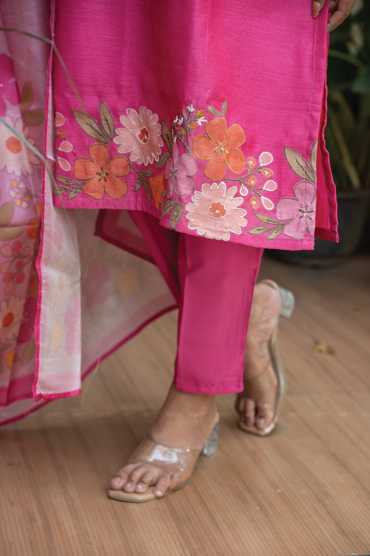 Munga Dark Arca Daman Bright Rose Embroidered 3 Piece Shimmer Tissue Blend Kurta Set with Dupatta