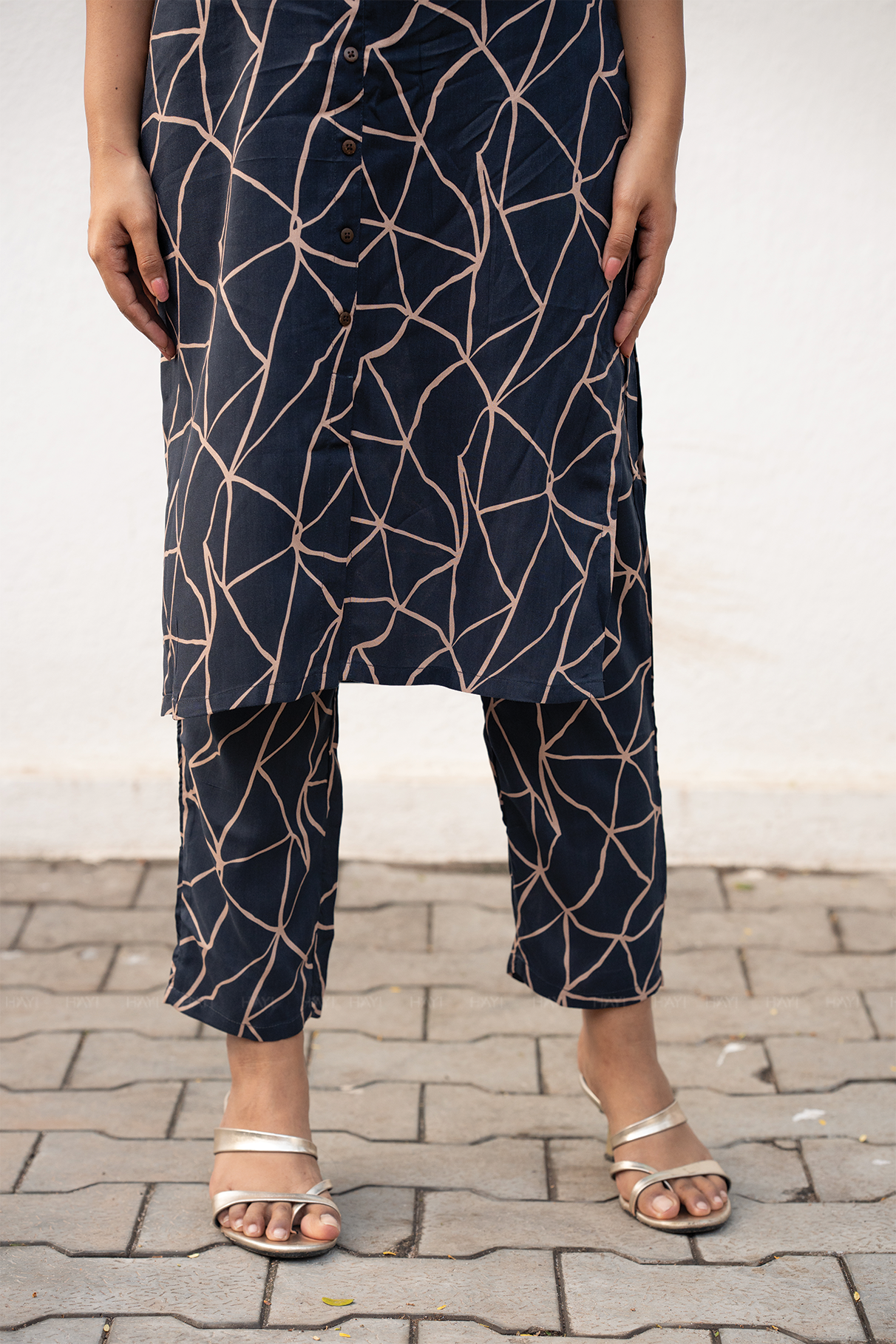 Crackled Chic Black Viscose Co-ord with Shirt Collar Neckline &amp; 3/4th Sleeves